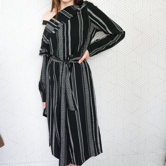 Lush Dresses & Skirts - lush plack printed off shoulder long sleeve dress